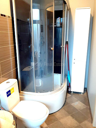 Фасадный дом, фасад с деревянной отделкой, место для машины, вход со двора, окна Рига - изображение 12