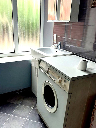 Фасадный дом, фасад с деревянной отделкой, место для машины, вход со двора, окна Рига - изображение 13