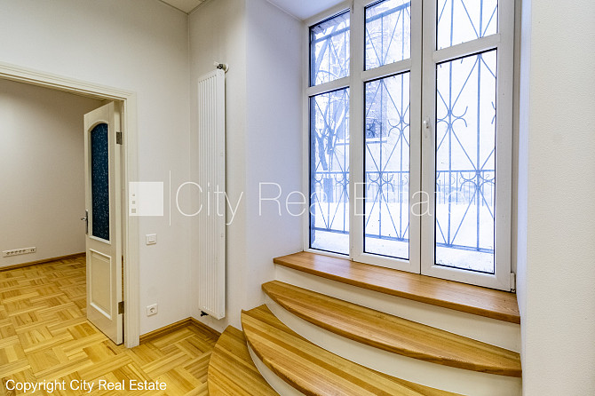 Фасадный дом, места для нескольких машин, вход с улицы и со двора, терасса 15 м2, Рига - изображение 8