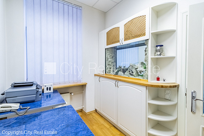 Фасадный дом, места для нескольких машин, вход с улицы и со двора, терасса 15 м2, Рига - изображение 6