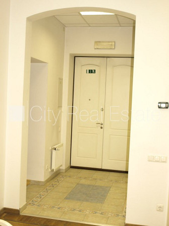 Фасадный дом, места для нескольких машин, вход с улицы и со двора, терасса 15 м2, Рига - изображение 12