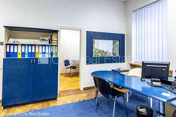 Фасадный дом, фасад с декоративной штукатуркой, места для нескольких машин, вход Рига