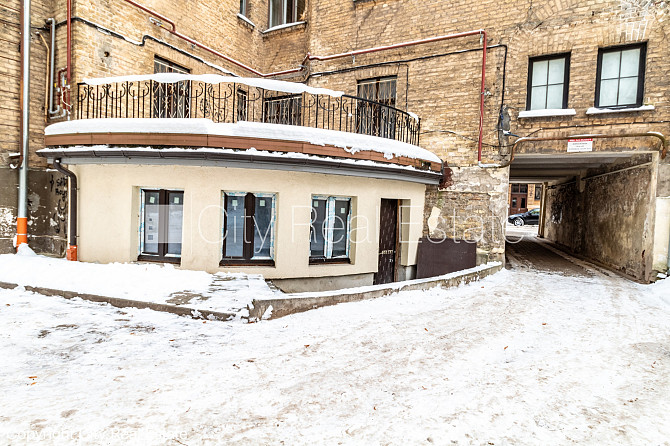 Фасадный дом, фасад с декоративной штукатуркой, места для нескольких машин, вход Рига - изображение 14