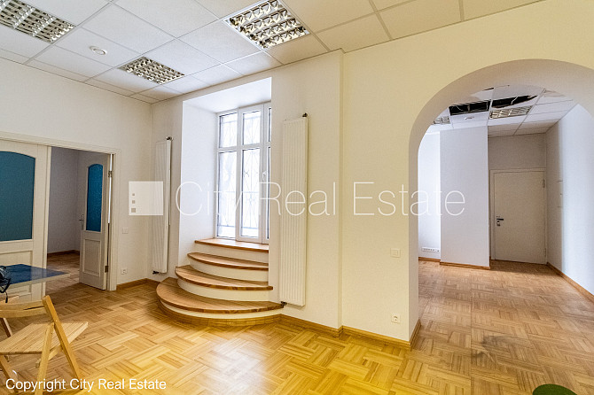 Фасадный дом, фасад с декоративной штукатуркой, места для нескольких машин, вход Рига - изображение 7