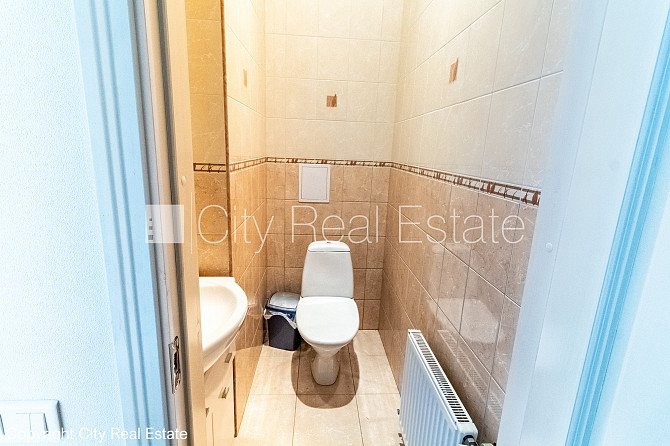 Фасадный дом, фасад с декоративной штукатуркой, места для нескольких машин, вход Рига - изображение 11