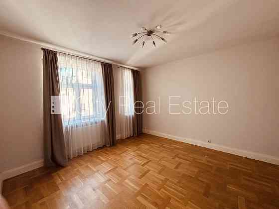 Реновированный дом, место для машины, объект охраняет физическая охрана, Rīga