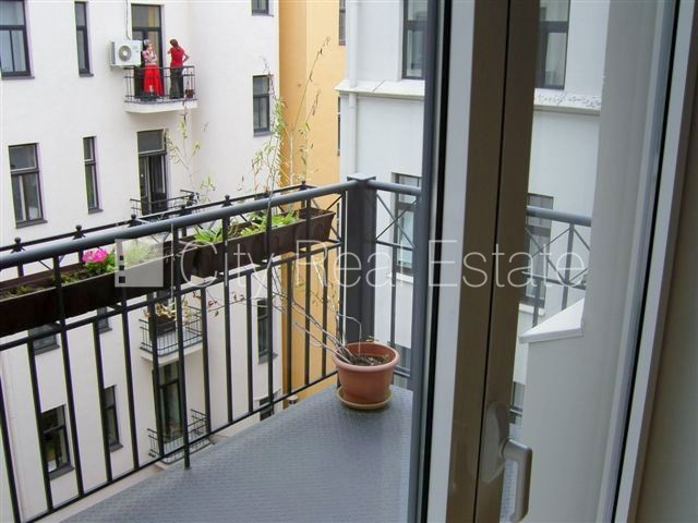 Реновированный дом, место для машины, объект охраняет физическая охрана, Рига - изображение 13