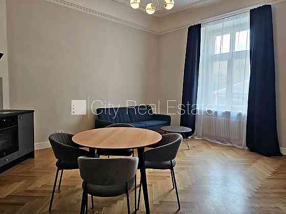 Фасадный дом, реновированный дом, закрытый двор, вход с улицы и со двора, лифт, Рига