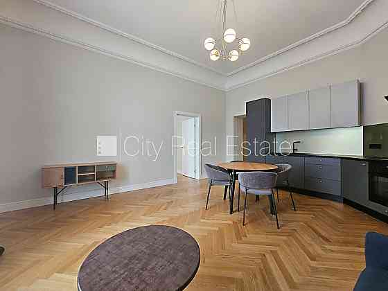 Фасадный дом, реновированный дом, закрытый двор, вход с улицы и со двора, лифт, Рига