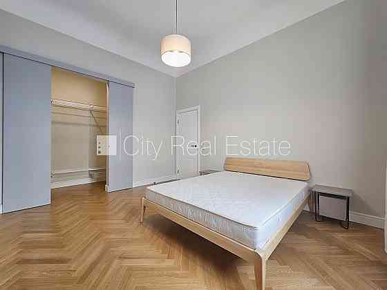 Фасадный дом, реновированный дом, закрытый двор, вход с улицы и со двора, лифт, Рига