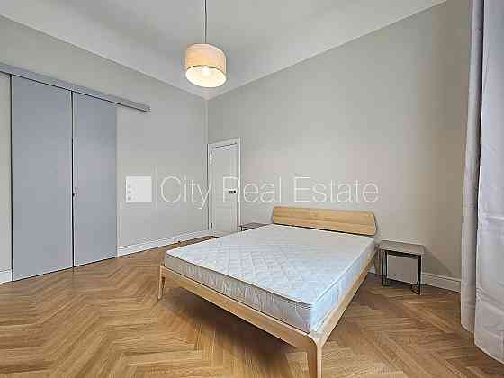 Фасадный дом, реновированный дом, закрытый двор, вход с улицы и со двора, лифт, Рига