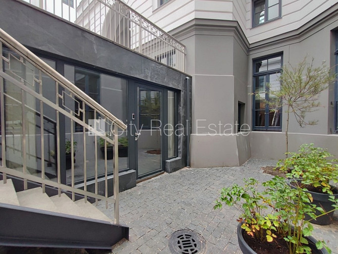 Фасадный дом, реновированный дом, закрытый двор, вход с улицы и со двора, лифт, Рига - изображение 13