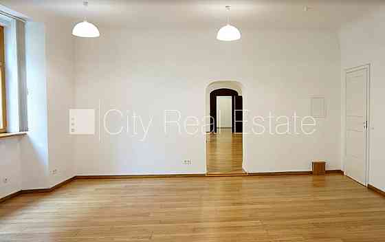 Фасадный дом, реновированный дом, благоустроенная озеленённая территория, Рига