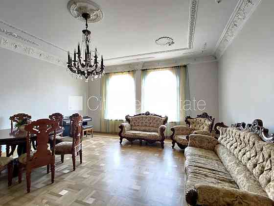 Земля в собственности, фасадный дом, реновированный дом, кирпичные стены, фасад с Рига