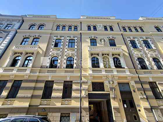 Земля в собственности, фасадный дом, реновированный дом, кирпичные стены, фасад с Рига