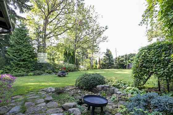 Частный дом, благоустроенная озеленённая территория 1350 м2, закрытый двор, места Юрмала