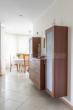 Privātmāja, labiekārtota apzaļumota teritorija 1350 m2, slēgts pagalms, vieta vairākām Jūrmala - foto 15