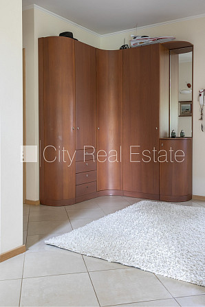 Privātmāja, labiekārtota apzaļumota teritorija 1350 m2, slēgts pagalms, vieta vairākām Jūrmala - foto 11