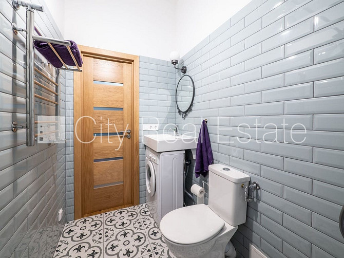 Реновированный дом, лестничная клетка после капитального ремонта, студио, кухня Рига - изображение 8