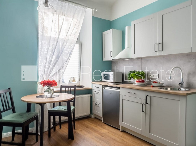 Реновированный дом, лестничная клетка после капитального ремонта, студио, кухня Рига - изображение 3