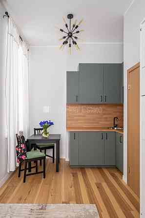 Реновированный дом, закрытый двор, вход со двора, лестничная клетка после Rīga