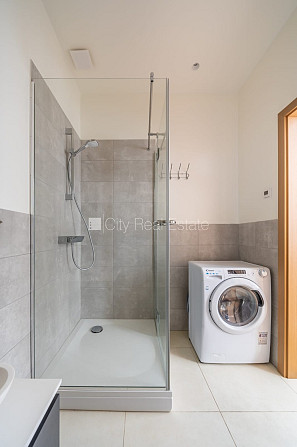 Реновированный дом, закрытый двор, вход со двора, лестничная клетка после Рига - изображение 8