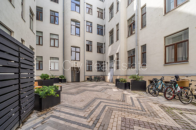 Реновированный дом, закрытый двор, вход со двора, лестничная клетка после Рига - изображение 10