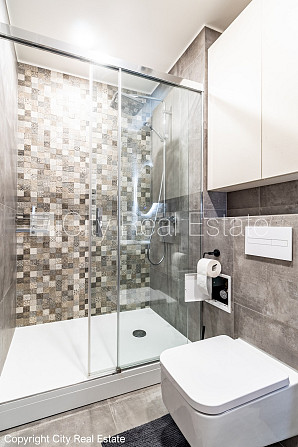 Фасадный дом, закрытый двор, вход со двора, французский балкон, окна выходят в обе Рига - изображение 13