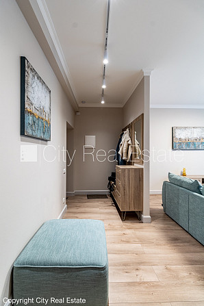 Фасадный дом, закрытый двор, вход со двора, французский балкон, окна выходят в обе Рига - изображение 15