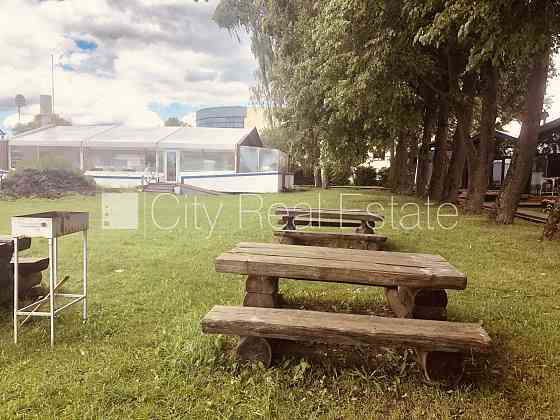 Новостройка, благоустроенная озеленённая территория, широкий вид из окна, Рига