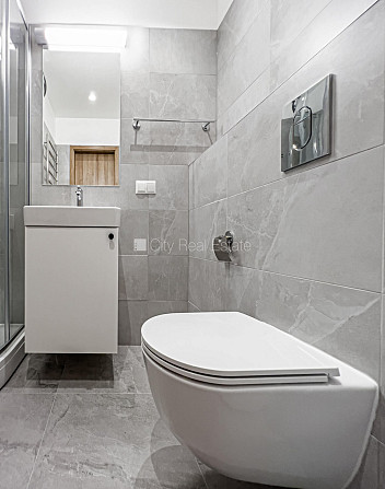 Новостройка, благоустроенный озеленённый двор, гараж на одну машину, лифт, Рига - изображение 20