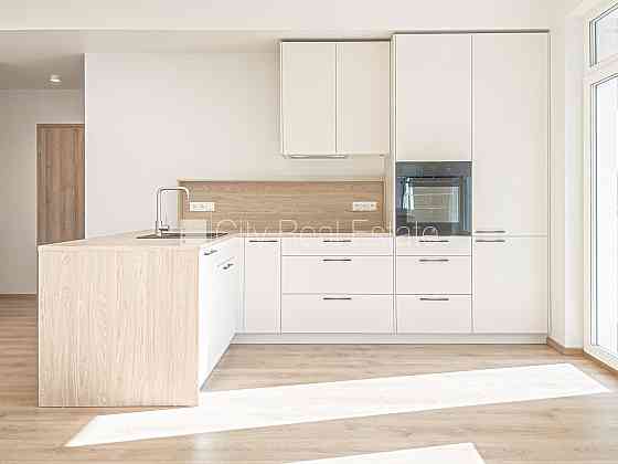 Новостройка, благоустроенный озеленённый двор, гараж на одну машину, лифт, Rīga