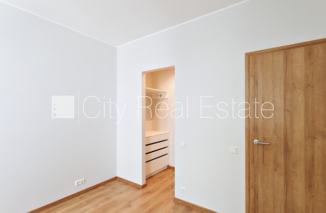 Новостройка, благоустроенный озеленённый двор, гараж на одну машину, лифт, Рига - изображение 12