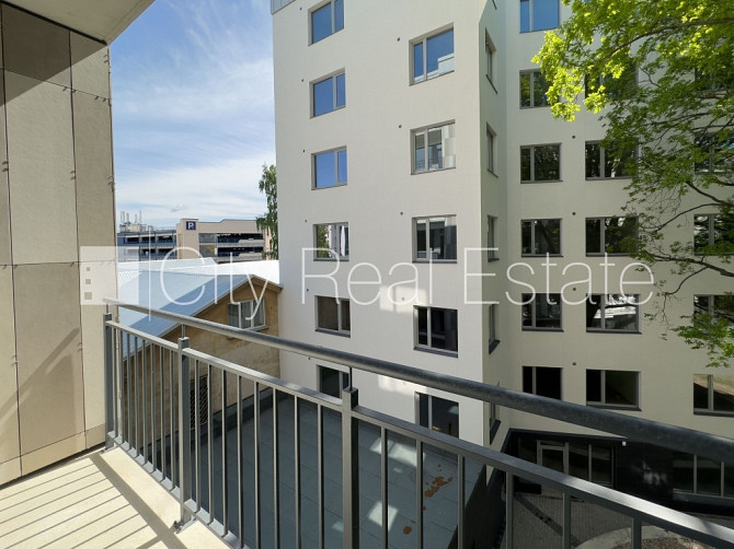 Новостройка, благоустроенный озеленённый двор, гараж на одну машину, лифт, Рига - изображение 7