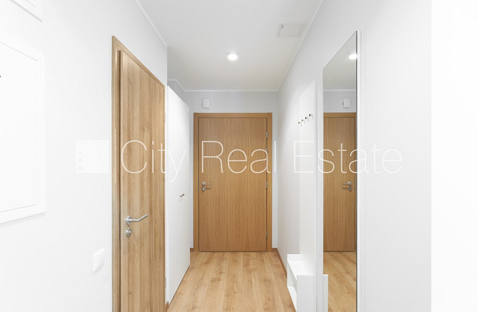 Новостройка, благоустроенный озеленённый двор, гараж на одну машину, лифт, Рига - изображение 8