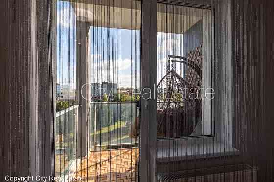 Новостройка, фасадный дом, благоустроенный озеленённый двор, территория Рига