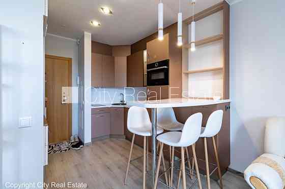 Новостройка, фасадный дом, благоустроенный озеленённый двор, территория Рига