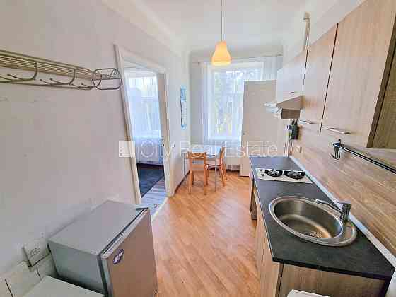 Земля в собственности, фасадный дом, вход с улицы, лифт, лоджия, окна выходят во Rīga