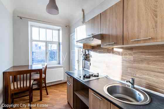 Земля в собственности, фасадный дом, вход с улицы, лифт, лоджия, окна выходят во Rīga