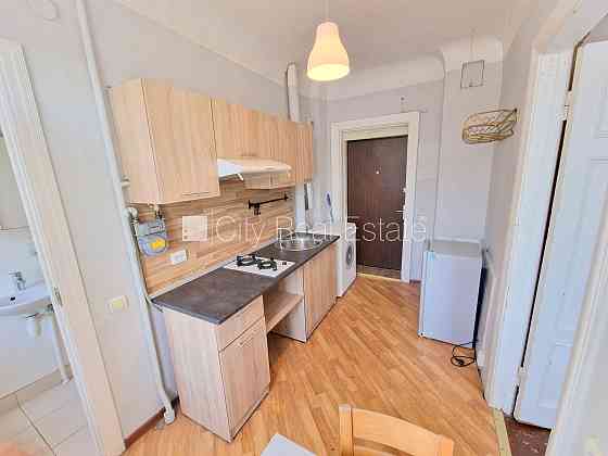 Земля в собственности, фасадный дом, вход с улицы, лифт, лоджия, окна выходят во Rīga