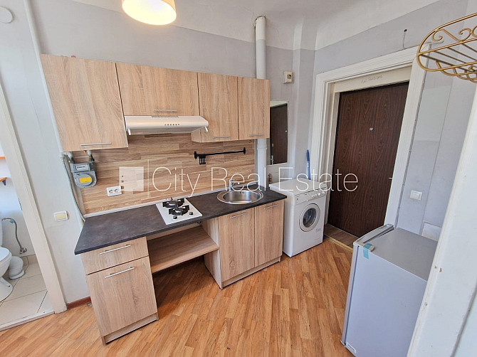 Zeme īpašumā, fasādes māja, ieeja no ielas, ir lifts, lodžija, logi vērsti uz pagalma pusi, Rīga - foto 3