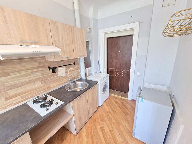 Zeme īpašumā, fasādes māja, ieeja no ielas, ir lifts, lodžija, logi vērsti uz pagalma pusi, Rīga - foto 5