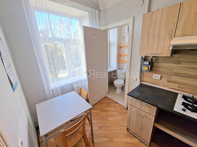 Zeme īpašumā, fasādes māja, ieeja no ielas, ir lifts, lodžija, logi vērsti uz pagalma pusi, Rīga - foto 13