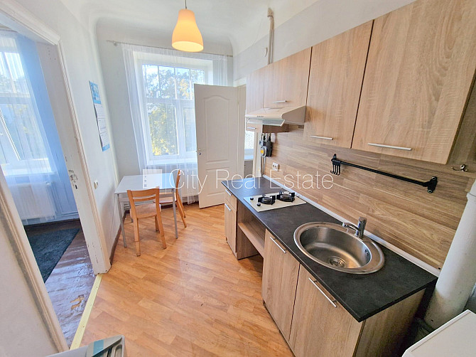 Zeme īpašumā, fasādes māja, ieeja no ielas, ir lifts, lodžija, logi vērsti uz pagalma pusi, Rīga - foto 1