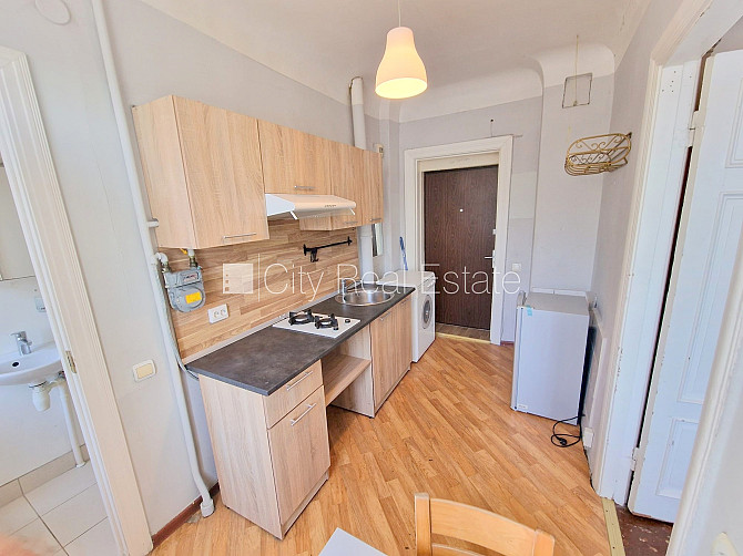 Zeme īpašumā, fasādes māja, ieeja no ielas, ir lifts, lodžija, logi vērsti uz pagalma pusi, Rīga - foto 4