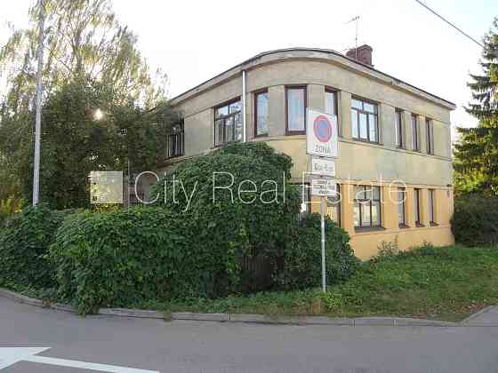 Фасадный дом, кирпичные стены, вход с улицы, в доме подключено 3 фазовое Рига