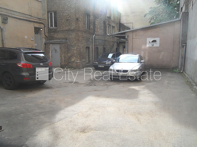 Fasādes māja, slēgts pagalms, vieta automašīnai, ieeja no pagalma, kāpņu telpa pēc Rīga - foto 18