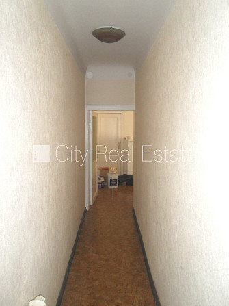 Fasādes māja, slēgts pagalms, vieta automašīnai, ieeja no pagalma, kāpņu telpa pēc Rīga - foto 9