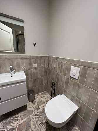 Фасадный дом, реновированный дом, подъездная дорога покрыта брущаткoй, Рига