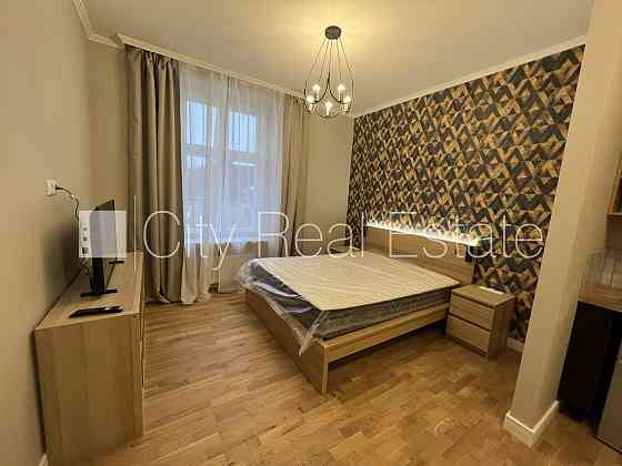 Фасадный дом, реновированный дом, подъездная дорога покрыта брущаткoй, Рига